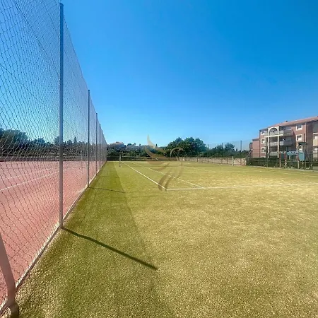 Blue Lagoon-4 Peopl-piscine-tennis